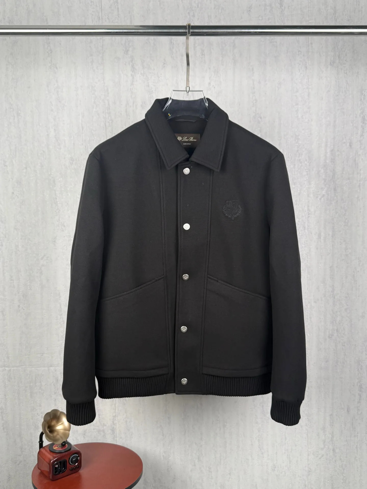 ! (Special version shipped next day) ❗️❗️❗️ LP LORO PIANA #6089 lapel flocked work jacket The brand's exclusive ultra-fine velvety blended fabric is selected, with a fine suede matte matte texture. The fabric has been stain-resistant and pre-shrunk, and feels soft and not stiff. The high-density weave takes into account both stiff muscles and breathable properties. The dark and light color system has one coloring standard, no color difference or whitening defects. It is suitable for both spring and autumn single wear and winter inner wear, taking into account the casual and relaxed feeling and light luxury texture‼ ️ Customized metal double-headed zipper on the placket, with double-layer overlocking of the same fabric as the zipper, which can be opened and closed repeatedly without blocking the fabric; double-flap patch pockets on the chest, with built-in embossed LP shield-shaped wheat ears logo embossed on the bag flap, and the three-dimensional embossing is evenly deep and does not collapse; the cuffs are engraved with bright Lp Silver round metal buckle, buttonholes are reinforced with double-layer overlocking, and the brand's handwritten logo is finely embroidered on the hem of the cuffs. The lines are delicate and not off-line. The hidden pockets on both sides are fully closed, and the bag mouth is densely reinforced with no exposed hard seams to rub against the skin. ◽The entire body is precision overlocked and stitched throughout the entire body🔍 The shoulder seams, side seams, armholes, hems, and bag flap edges are all reinforced with double-strand stitching Lapel suede-feel work jacket, ultra-fine suede blended fabric + bag flap embossed embossing + cuff precision embroidery triple process makes the production more difficult. The cutting loss of suede fabric is much higher than that of ordinary woven fabrics. Six-color batch color control quality inspection, double routing inside and outside, and multiple inspections of hardware embroidery , if the imprint is blurred, the embroidery is skipped or the cut pieces are misplaced, the whole piece is scrapped. It is an intuitive reflection of the hard-core quality of Italian light luxury commuter jackets. Men who prefer soft matte textures and low-key simple outfits can distinguish the huge gap between ordinary work jackets at a glance. Color: Black Size:48 50 52 54 56